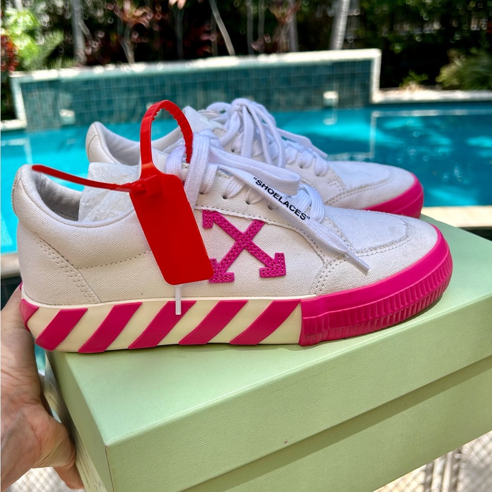 Off White c/o Virgil Abloh